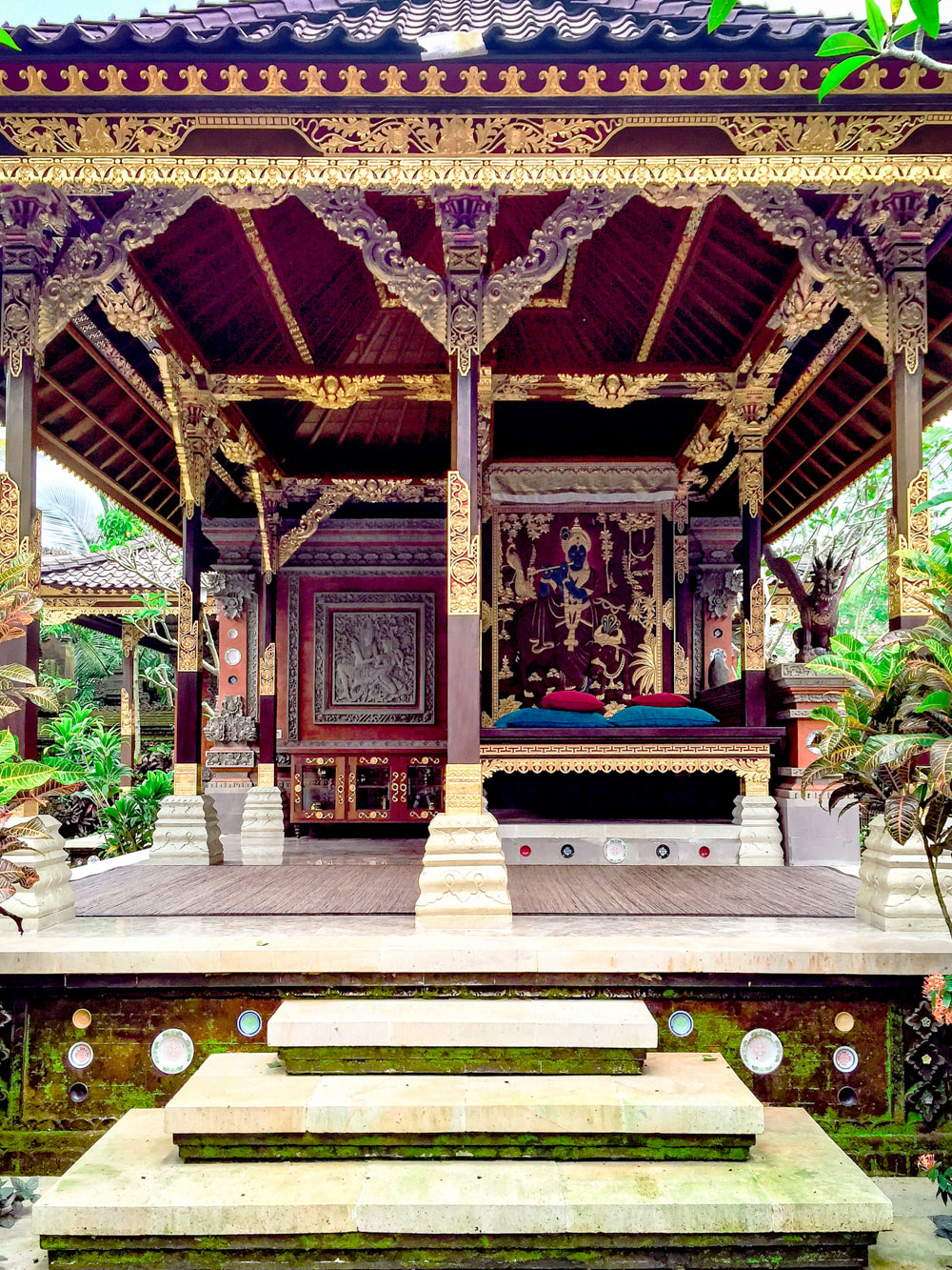 Gilded Bali bale, utilised for weddings and celebrations. Dwaraka, the Royal Villas, Ubud, Bali, Indonesia.