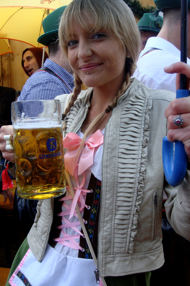 Oktoberfest Munich Photo Diary - Beer in one hand, Umbrella in the other.