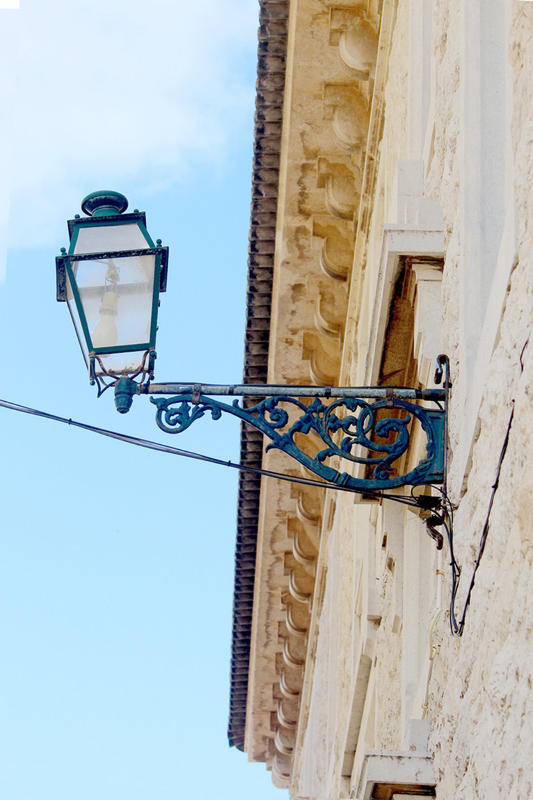 Elegant street lamps in Cascais - A walk through Cascais, Portugal - www.tilytravels.com