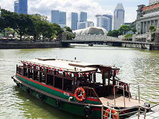 TOURIST ATTRACTION SINGAPORE CITY Cruising in an Historic Bumboat Along the Singapore River.