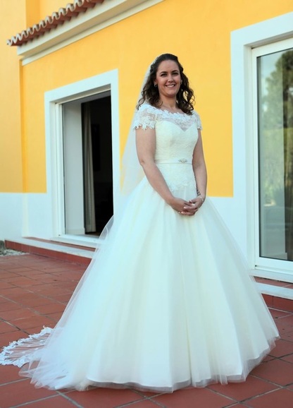 The gorgeous bride - Sassi Holford wedding gown - Penha Longa Resort, Sintra, Portugal - Vitor Bastos Fotografia - www.tilytravels.com 