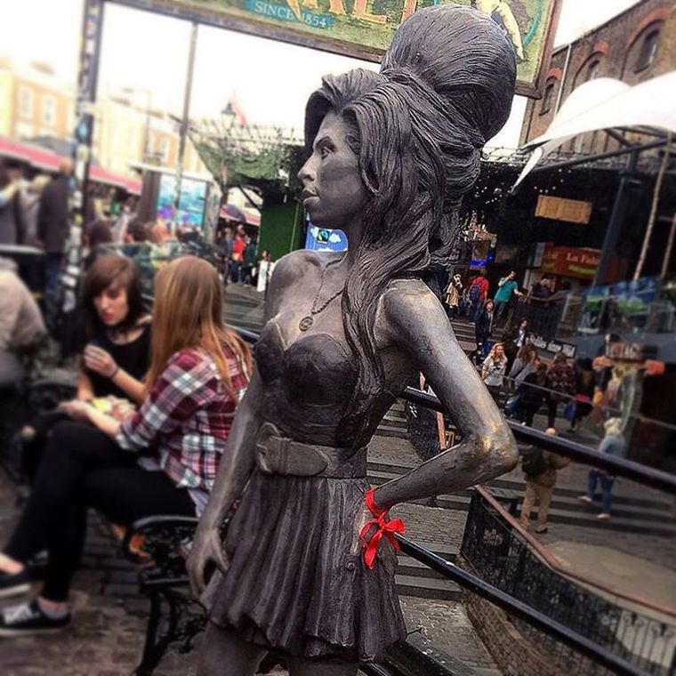 The memorial statue of Amy Winehouse by Scott Eaton, unveiled in 2014 (via hungrycaterpillar.co) - Camden Market, Camden Town, London - Tily Travels.