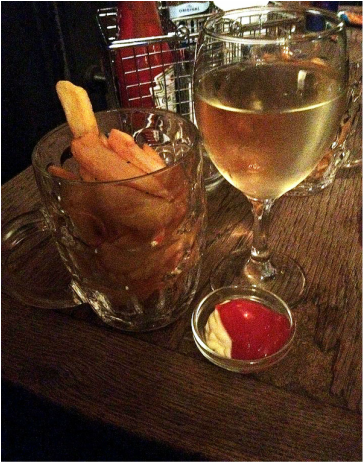 My favourite thing to order at the Hawley Arms, a pint of chips and a glass of wine - Camden Town, London England - Tily Travels.