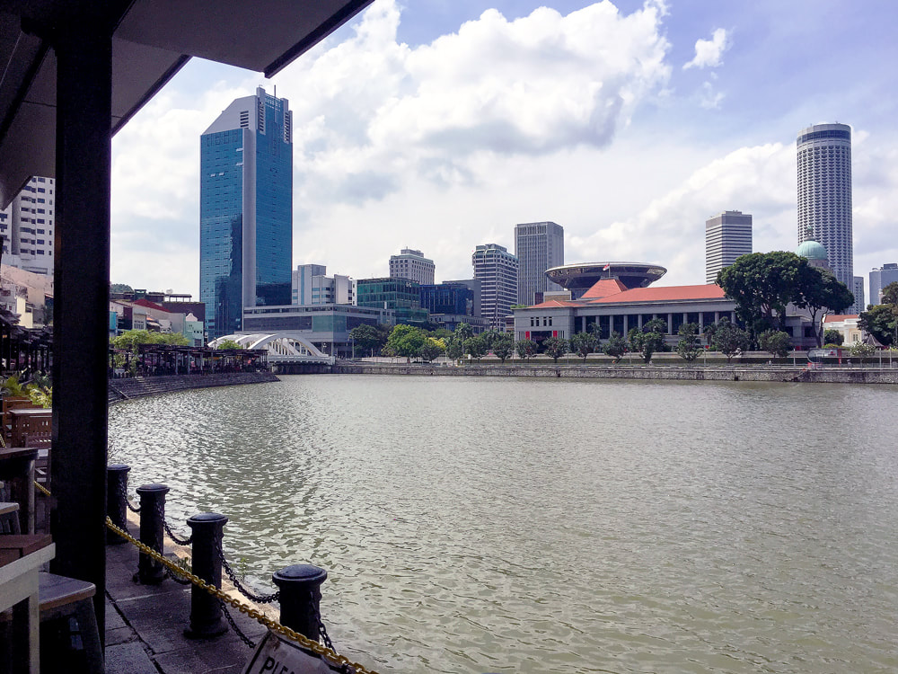 A view of the Singapore River from the alfresco area along Boat Quay.