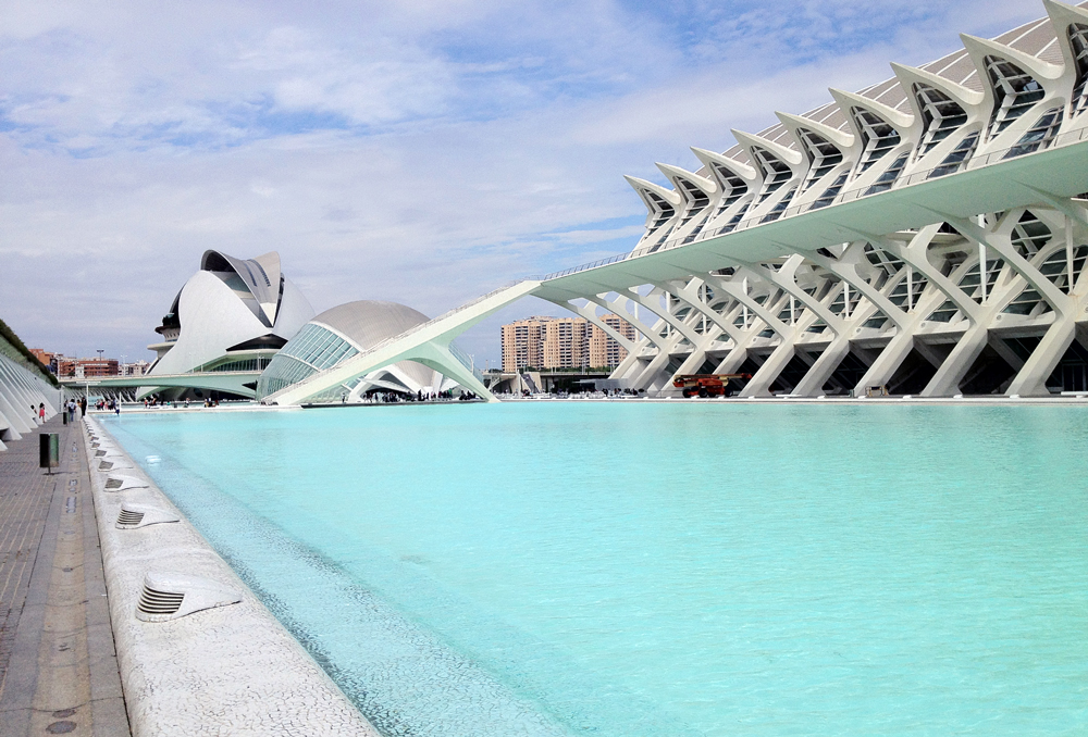 The futuristic architecture and aqua water of El Museu de les Ciències Príncipe Felipe, L'Hemisfèric and El Palau de les Arts Reina Sofia, City of Arts and Sciences, Valencia, Spain.