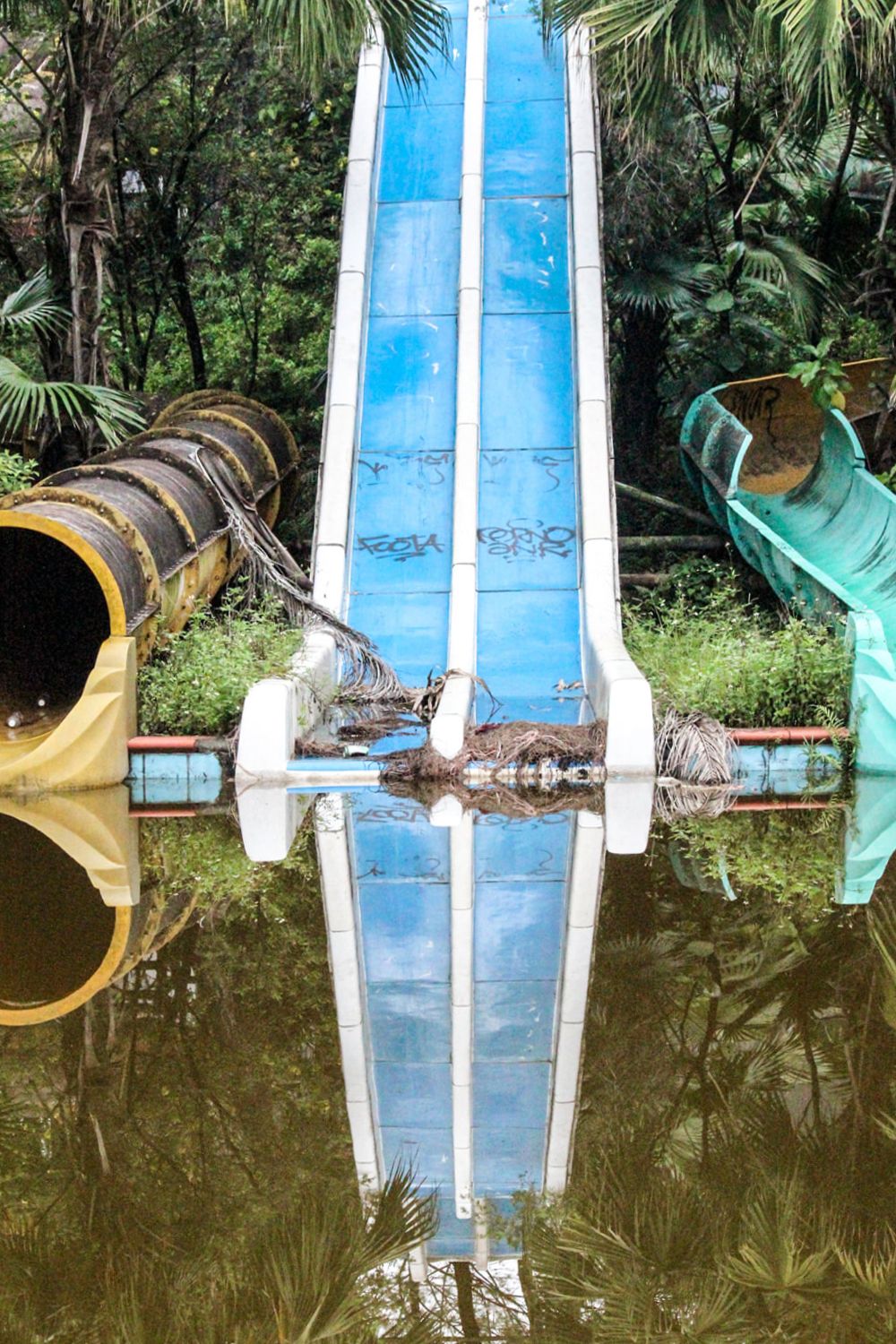 The water park speed slide and dirty water // Hue: Ho Thuy Tien, Photos of Vietnam's Abandoned Water Park.