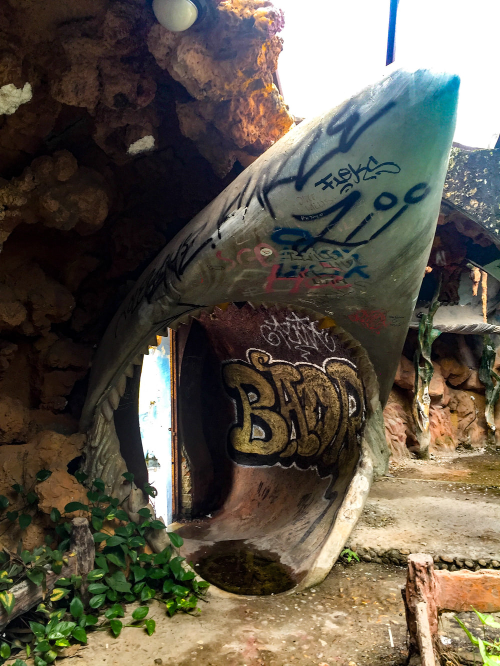 Walk through the mouth of the shark // Hue: Ho Thuy Tien, Photos of Vietnam's Abandoned Water Park.