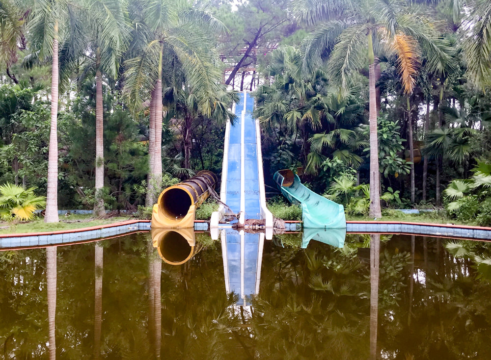 The main 3 water slides and dirty water // Hue: Ho Thuy Tien, Photos of Vietnam's Abandoned Water Park.