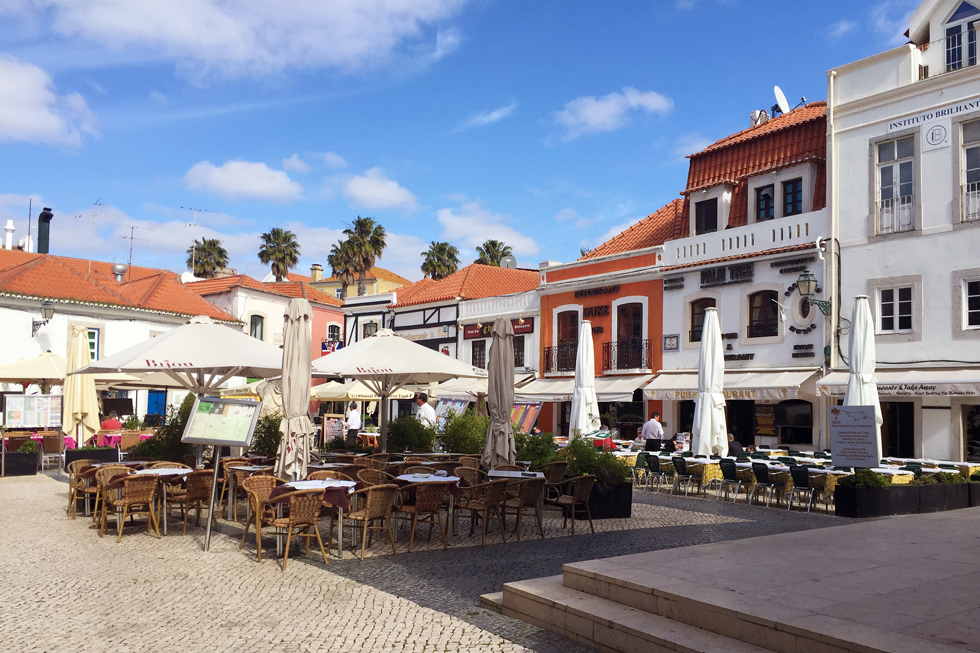 Restaurants and cafes on Passeio Dom Luis i, Cascais - A walk through Cascais, Portugal - www.tilytravels.com