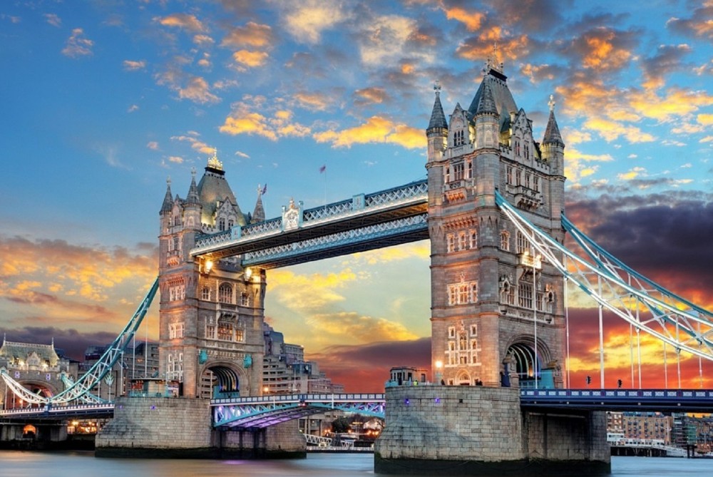 Tips for Traveling when you Visit London for the First Time - London Bridge.